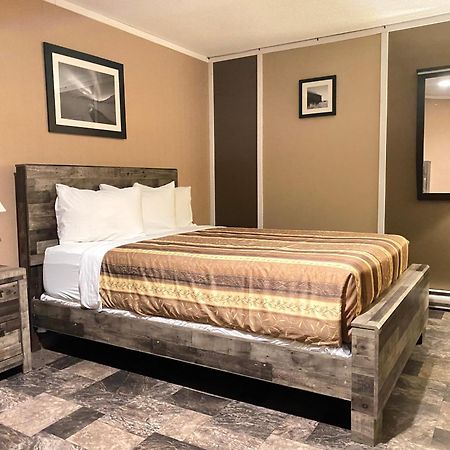 The George Dawson Inn & Conference Centre Досон-Крик Экстерьер фото