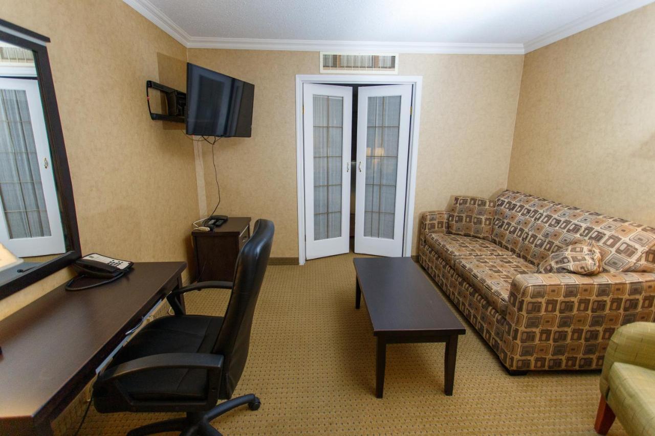 The George Dawson Inn & Conference Centre Досон-Крик Экстерьер фото