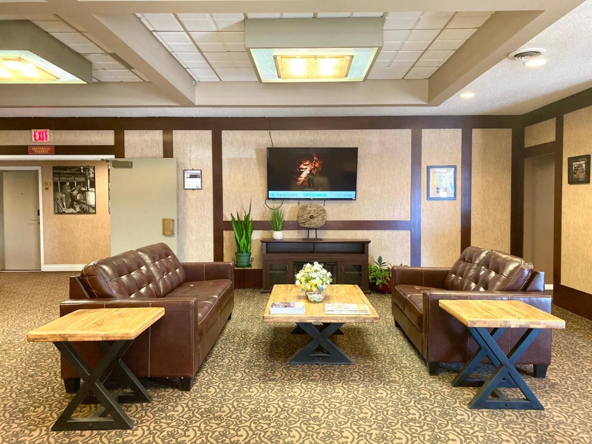 The George Dawson Inn & Conference Centre Досон-Крик Экстерьер фото