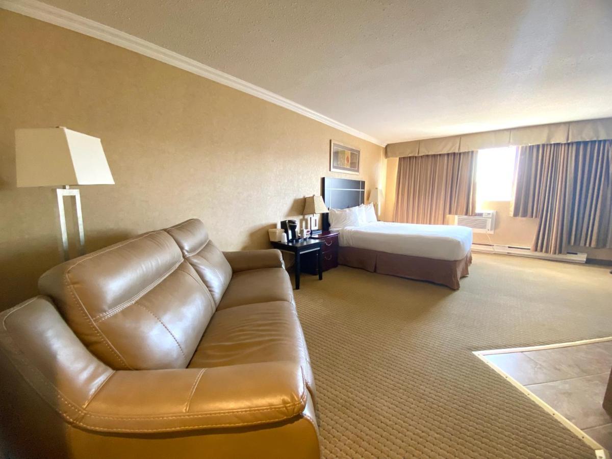 The George Dawson Inn & Conference Centre Досон-Крик Экстерьер фото