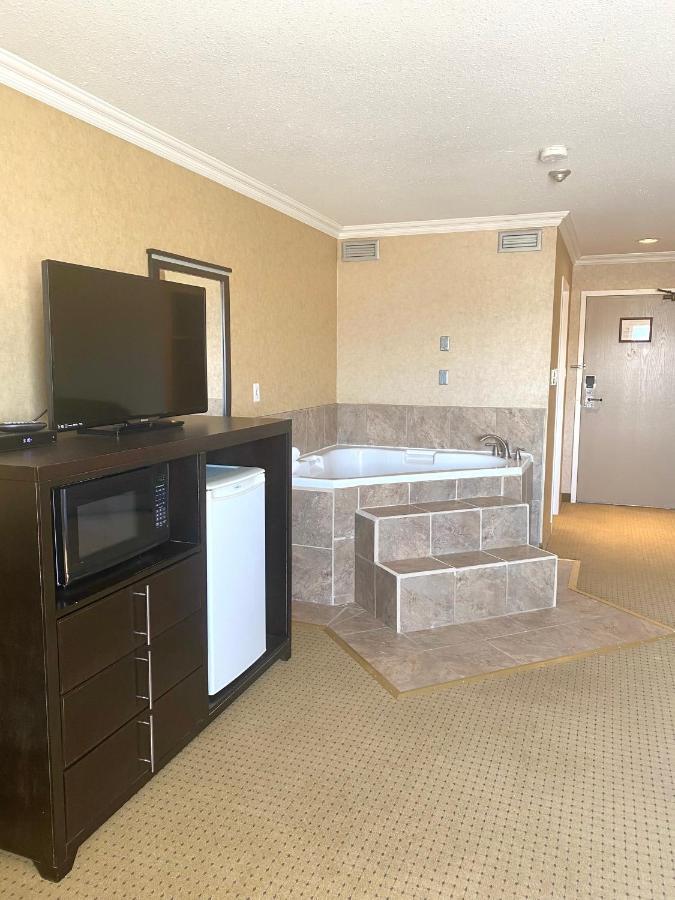 The George Dawson Inn & Conference Centre Досон-Крик Экстерьер фото